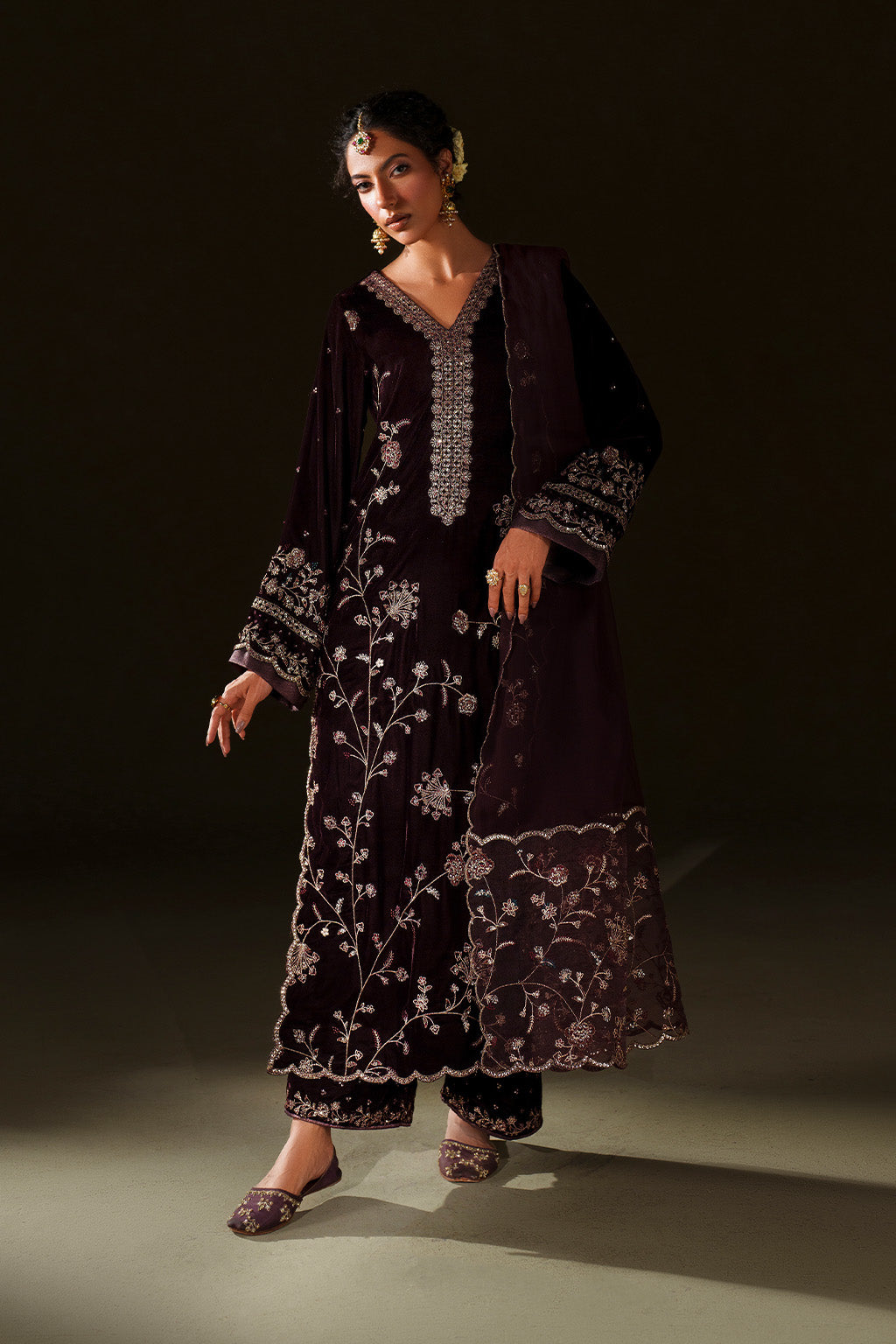 Iznik | Velvet 25 | IV-70 Embroidered Velvet
