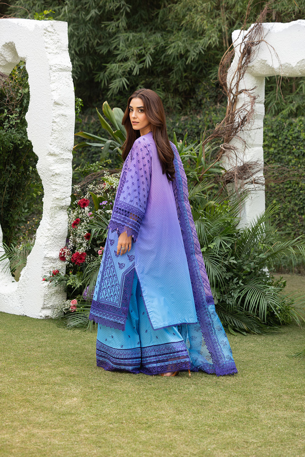 Sobia Nazir | Luxury Lawn 25 | 12B - House Of Zarish