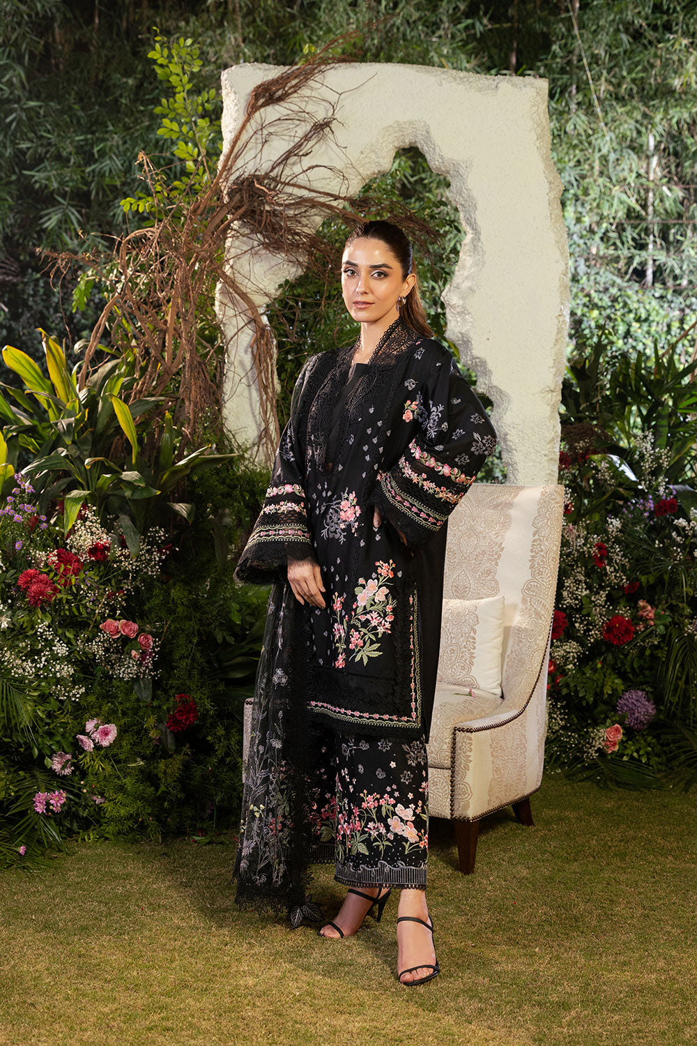 Sobia Nazir | Luxury Lawn 25 | 14B - House Of Zarish