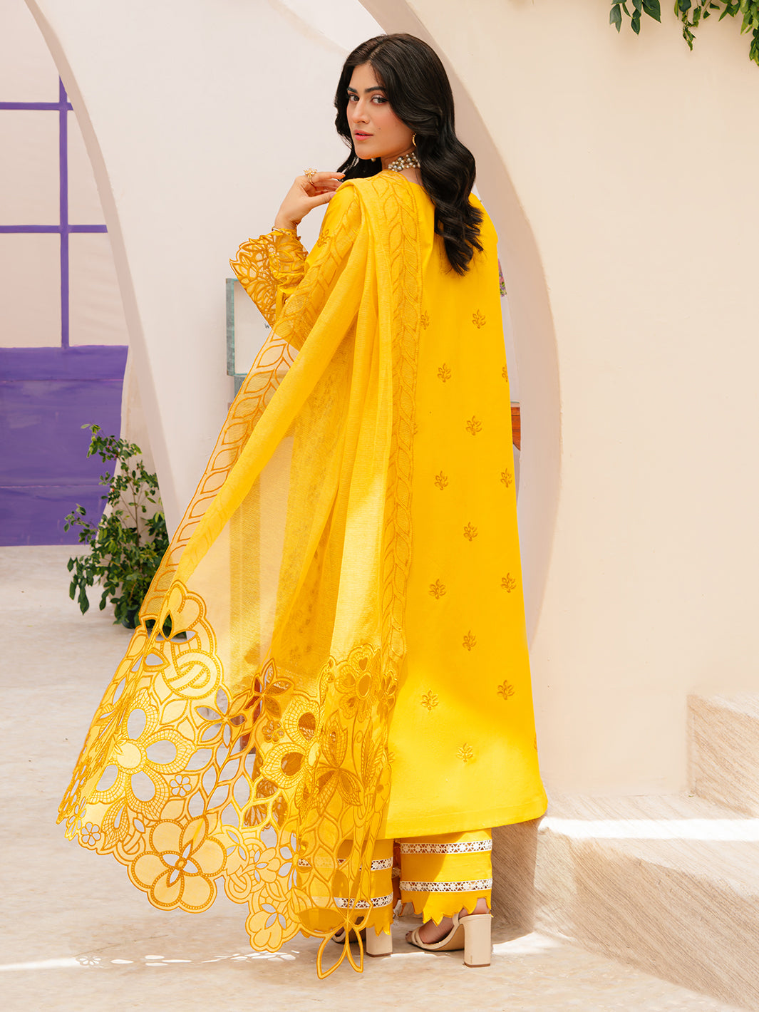 Mahnur | Allenura Luxury Lawn 24 | MERIDIAN - House of Zarish