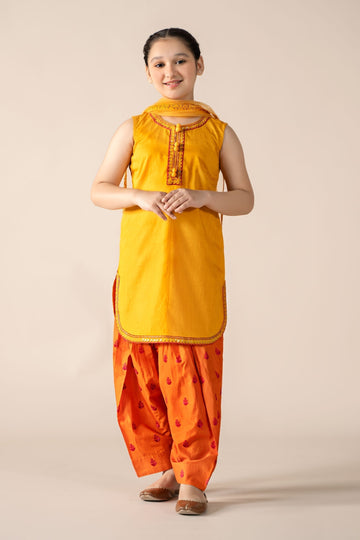 Maria B | 3 Piece Embroidered Dobby Lawn Suit | MKD-EF25-54 - House Of Zarish