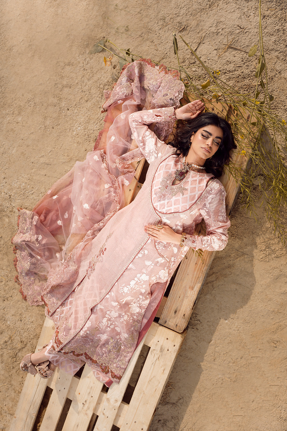 Nilofer Shahid | Verve Summer 24 | Sasha (3pc)  Verve SS 24 - House of Zarish